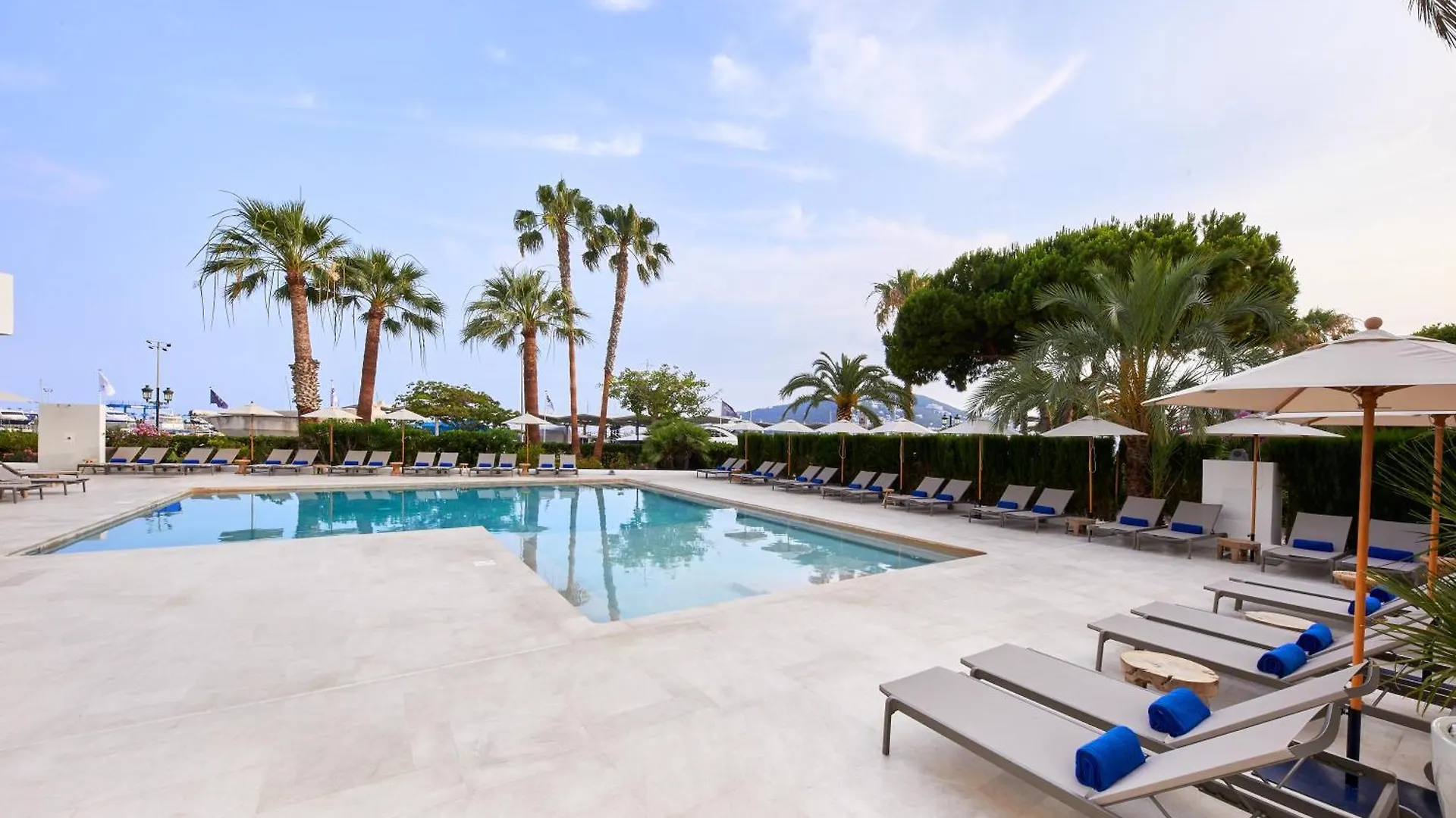 Hotel Tres Torres Santa Eulària des Riu 4*,
