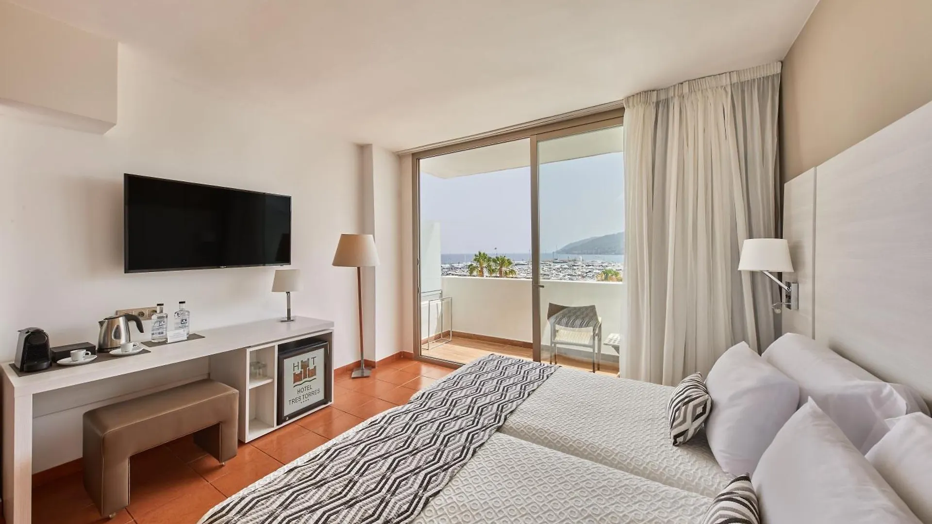 Hotel Tres Torres Santa Eularia des Riu 4*,