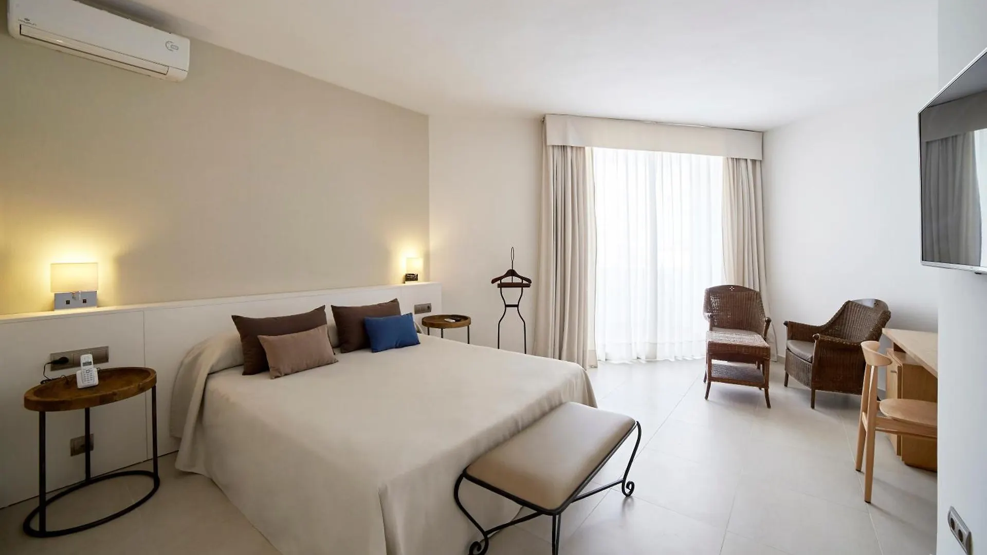 Hotel Tres Torres Santa Eulària des Riu 4*,