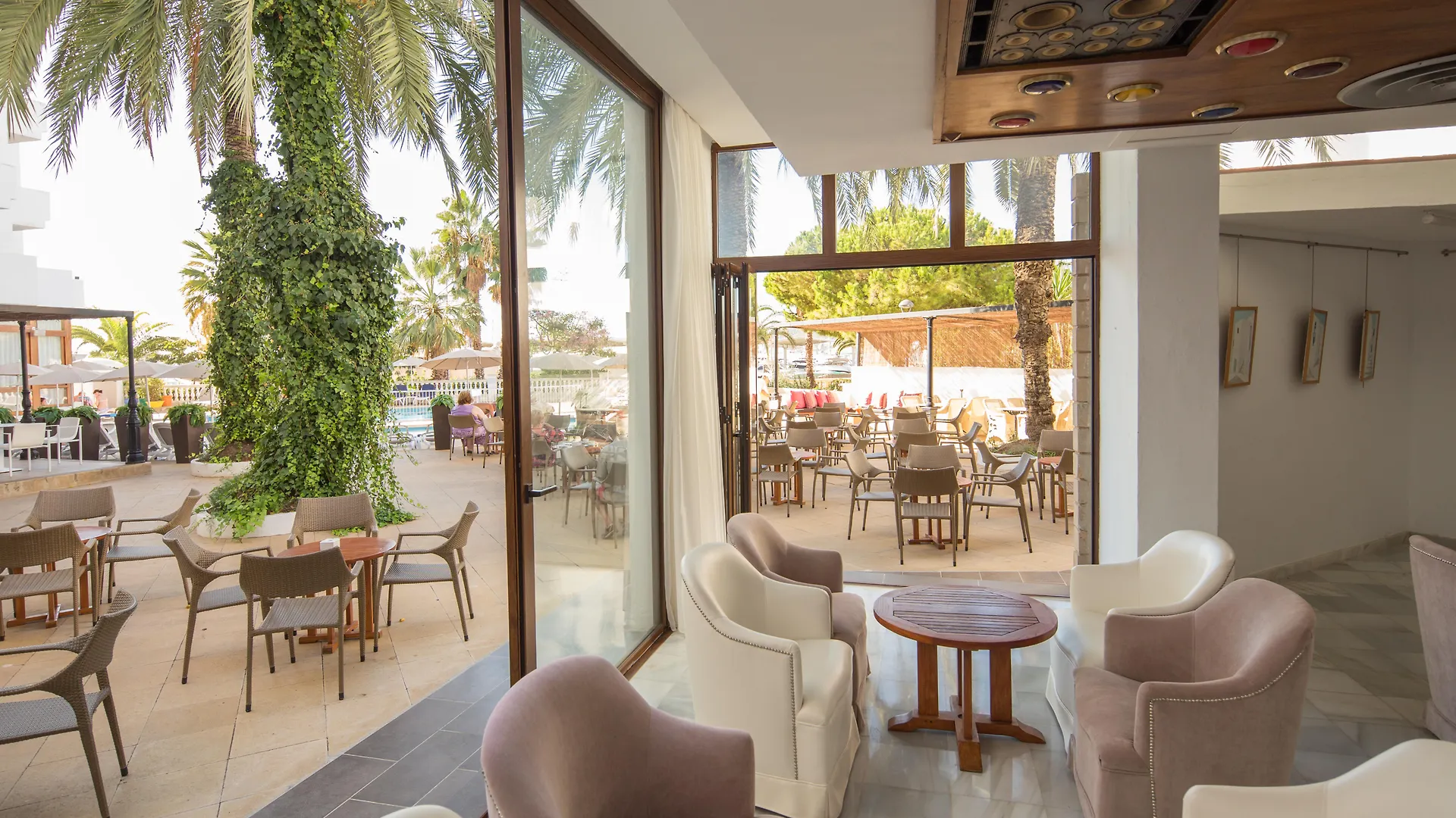 Hotel Tres Torres Santa Eularia des Riu 4*,