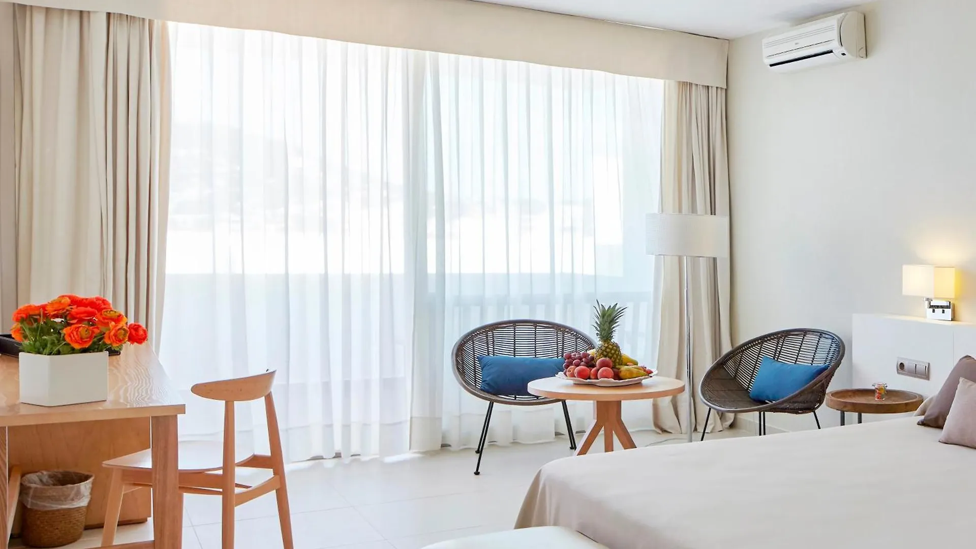 Hotel Tres Torres Santa Eularia des Riu 4*,